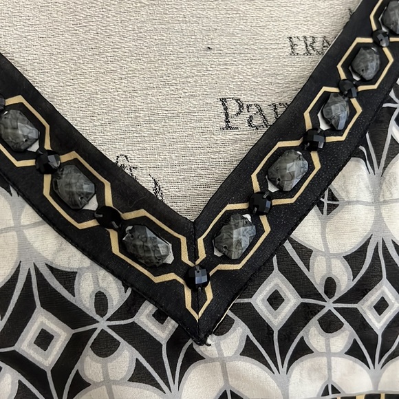 Hale Bob Black Gold Gray Off White Pattern Cold Shoulder Bejeweled V Neck SS Top - Picture 2 of 7